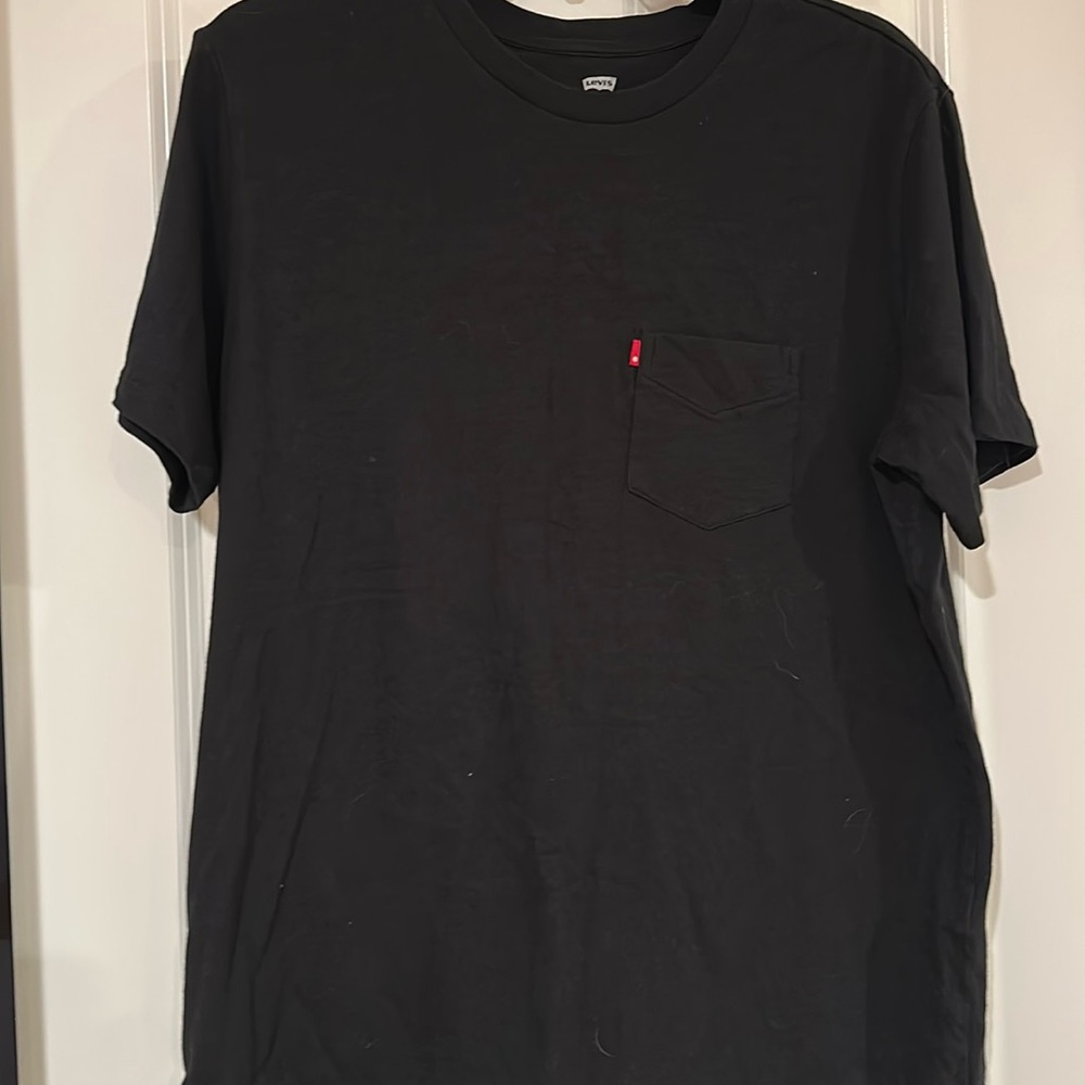 Levi’s black t-shirt